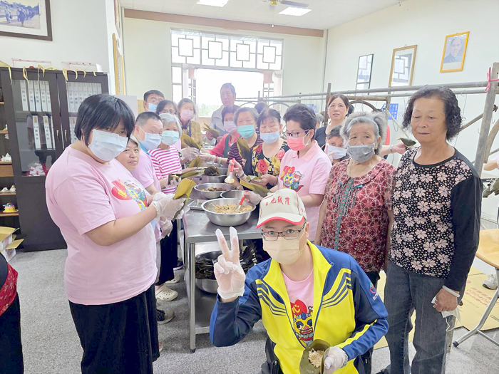 前水頭社區關懷據點舉辦應景的包粽傳統技藝課程。(許峻魁攝)