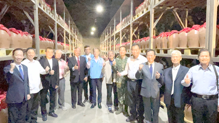 夏興「將軍酒窖」昨日下午舉行啟用儀式，現場邀請多位金門籍和曾服役於前線之退役將領與會，副縣長李文良、金酒公司董事長吳昆璋等也到場共同見證揭牌。（陳麗妤攝）