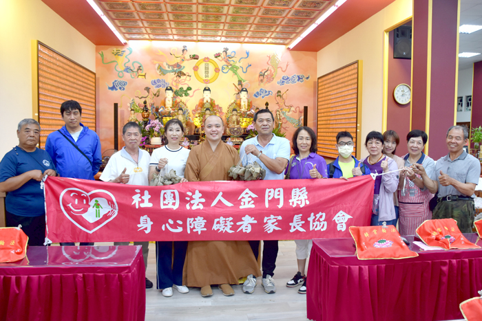 玄空寺攜手朝陽慈善功德會,發起「端午送愛」公益關懷行動。(莊煥寧攝)