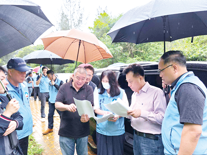 聽取烈嶼鄉棒壘球場預定地說明。(許峻魁攝)