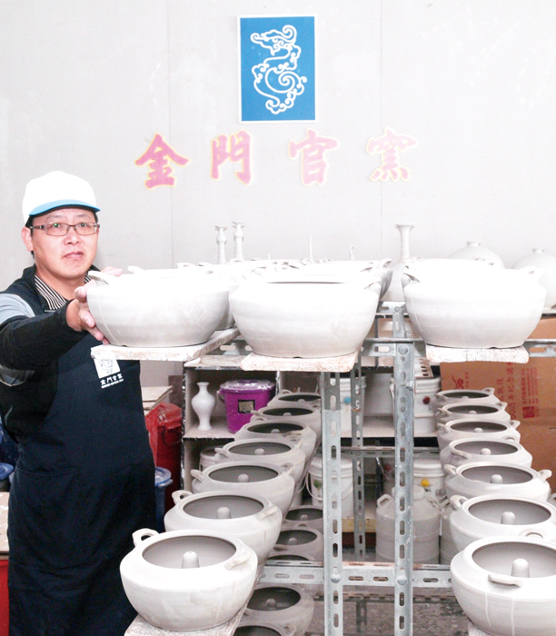 走過一甲子歲月的金門陶瓷廠,是全國唯一的「官窯」。(李金生攝)