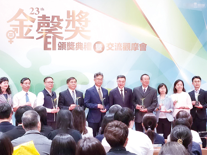參議張瑞心代表縣府接受行政院長卓榮泰頒金馨獎甲等及性別平等進步獎。(縣府提供)