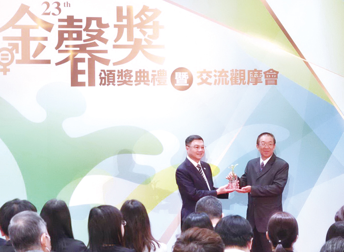 參議張瑞心代表縣府接受行政院長卓榮泰頒金馨獎甲等及性別平等進步獎。(縣府提供)