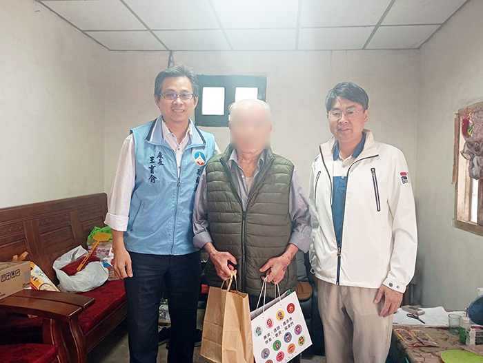 政風處處長王育俞訪視獨居長者。(政風處提供)