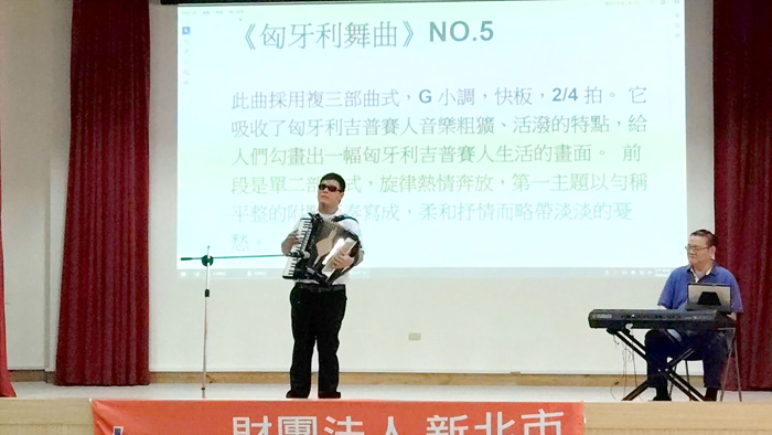 廖庭澔離島生命教育公益音樂會,感動在場每一位聽眾。(救國團提供)