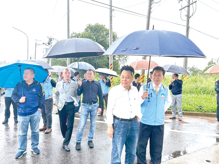 洪允典議長與多位議員、縣長陳福海及縣府團隊冒雨視察,實地察看瓊林至后盤山路段現況,展現推動地方建設決心。(薛子軒攝)