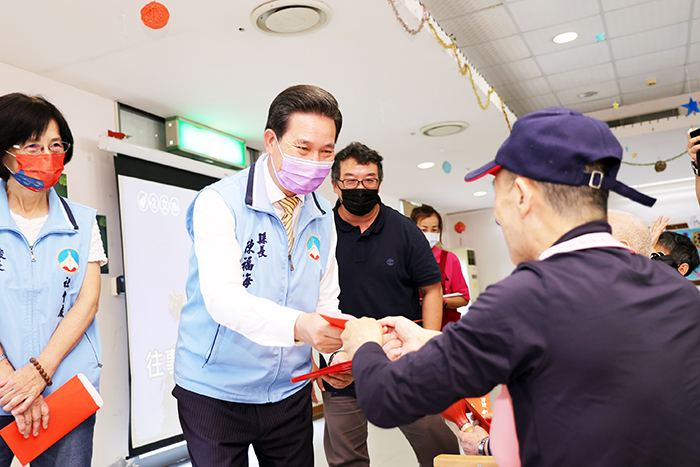 金門縣長陳福海親赴本縣大同之家等社福機構進行慰問,致贈端午節慰問金與加菜金,並祝福所有住民端節平安喜樂。(莊煥寧攝)