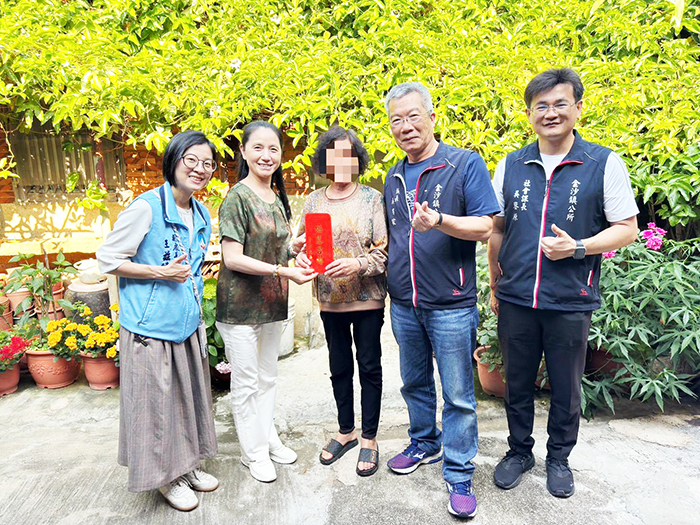 金門縣政府前往各鄉鎮展開「低收入戶端午節慰問」。
(社會處提供)