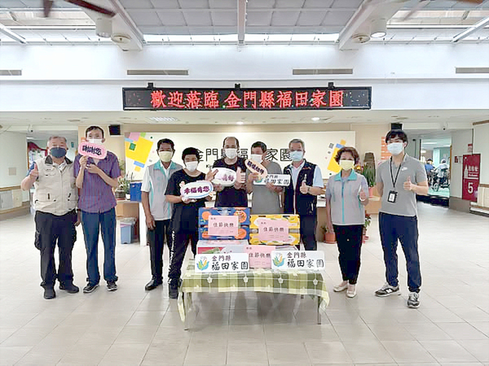 金沙鎮鎮長吳有家、鎮民代表會主席周水土率領團隊,慰問照護機構的鄉親。(金沙鎮公所提供)