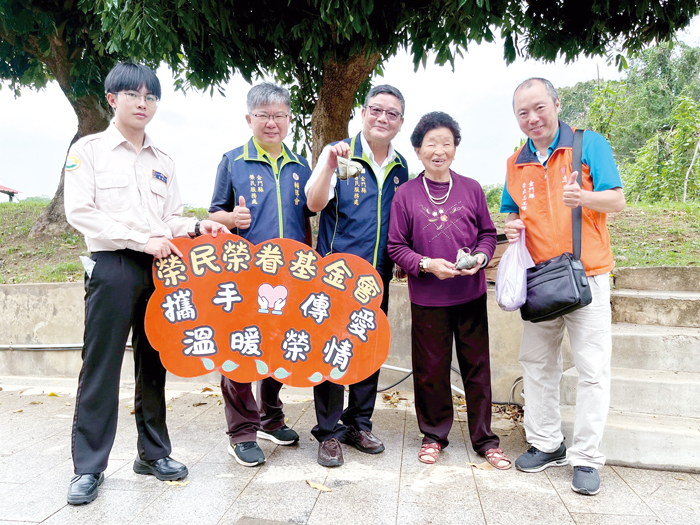 處長劉信義贈送陳阿嬤肉粽及合影。(金門縣榮服處提供)