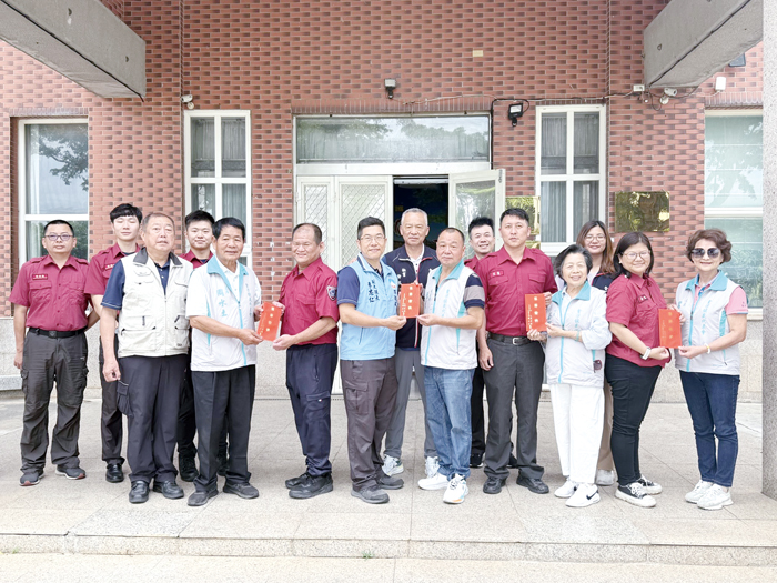 金沙鎮各界組成勞軍團,由秘書許萬恭及主席周水土率隊,慰問轄區駐軍及警消人員。(金沙鎮公所提供)