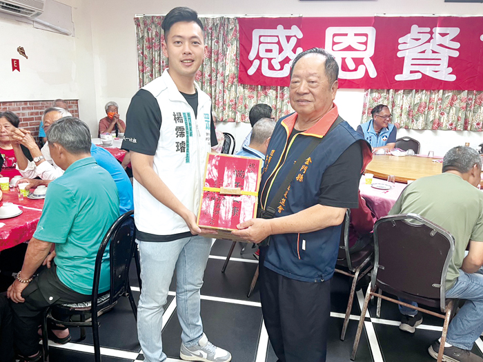台灣民眾黨金門縣黨部主委、立委聯合服務處主任楊霈璿向地區長者表達感謝。(該黨部提供)