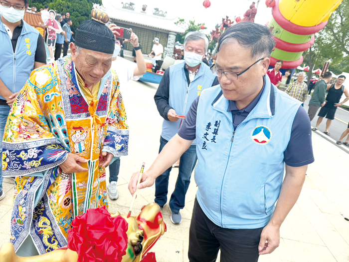 端午龍舟賽由副縣長李文良親自主持祭典,誠心為民眾祈福,並進行龍舟開光點睛及開幕鳴炮儀式。(呂肇中攝)