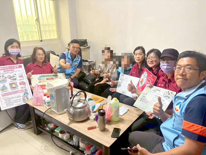 金門縣消防局第二大隊與金湖防宣分隊人員火災後深入社區,逐戶進行防火安全診斷與宣導。(張郁姍攝)