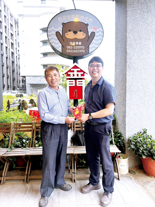「歐特文旅」捐贈新台幣壹萬元,作為金門農工畢業生獎助學金。(張郁姍攝)