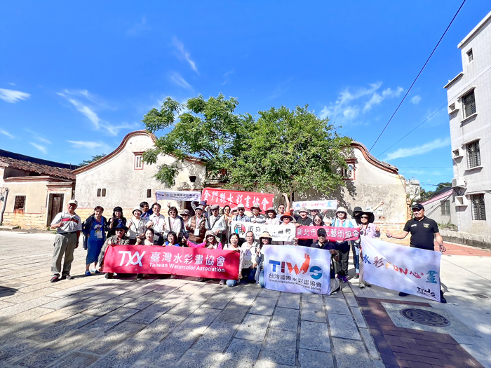 日前由臺灣國際水彩畫協會發起,在金門舉辦一場「水彩Fun心畫」畫聚活動,參加者合影。(金門水彩畫協會提供)