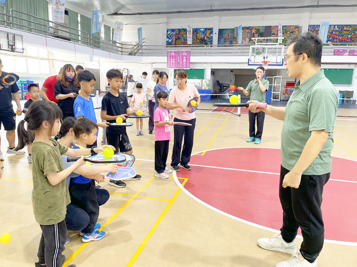 匹克球週末體驗營,專業教練引領親子體驗匹克球運動的樂趣。(金門縣匹克球運動委員會提供)