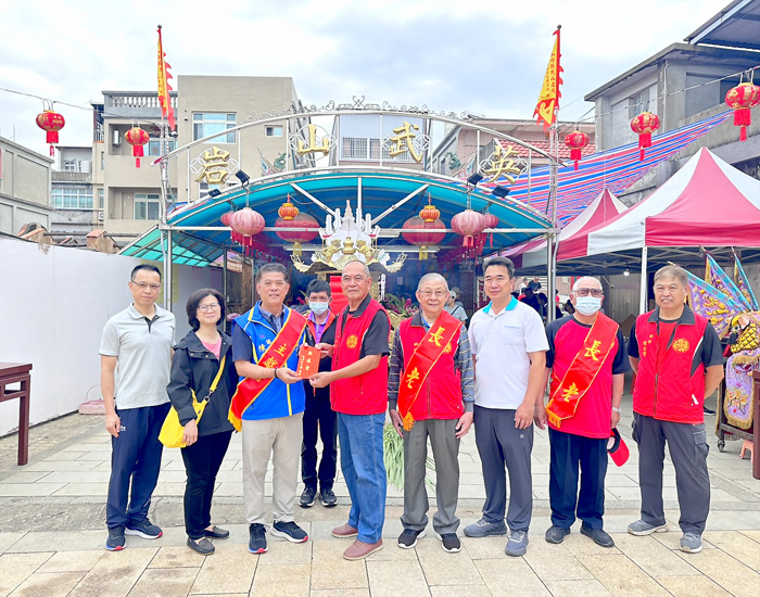 鎮長陳文顧率公所團隊,前往英武山岩廟敬獻爐敬金。(金湖鎮公所提供)