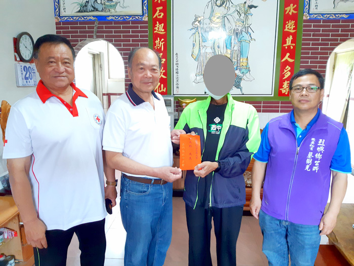 金門縣紅十字會訪面臨重大困境的家庭,轉贈「金沙鎮已故黃清安、董團治夫婦急難救助金」。(金門紅十字會提供)