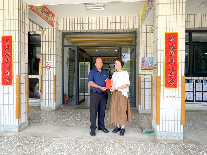 議員洪成發(左)贈送烈嶼三所國小應屆畢業生獎勵金,卓環由校長楊杰頤代表接受。(卓環國小提供)