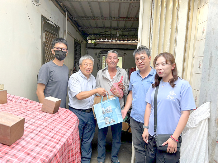金門縣地政局局長魏志成日前帶領同仁,懷抱關懷之心,攜帶應景禮品走訪獨居長者,代表陳福海縣長送上最誠摯的祝福。(地政局提供)