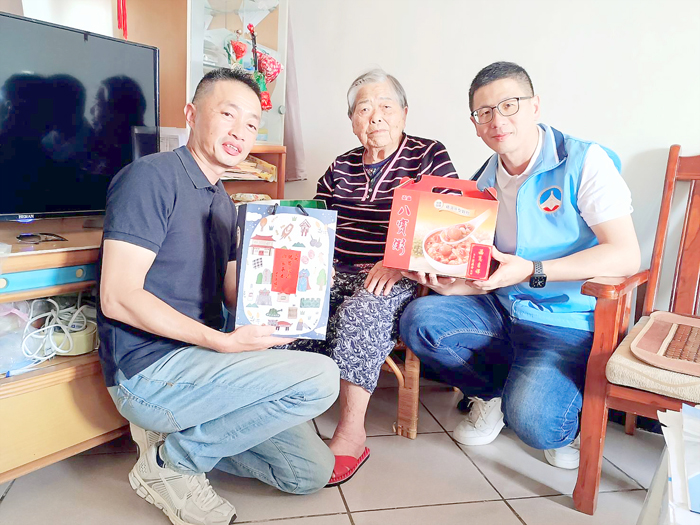 金門縣政府綜合發展處處長王中聖日前偕同賢庵里長顏士強,前往里內高齡94歲長者陳月琴老夫人家中探訪慰問。(綜發處提供)