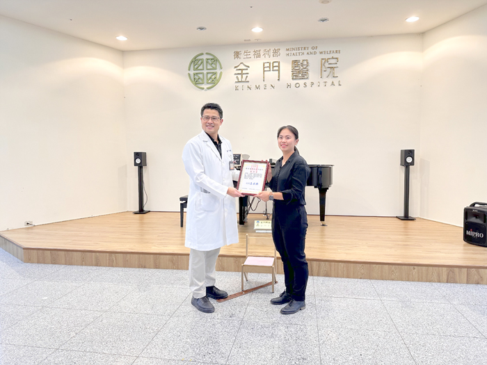 金門醫院醫務秘書林瑾鎔代表致贈感謝狀,感謝團隊溫暖演出。
(張郁姍攝)
