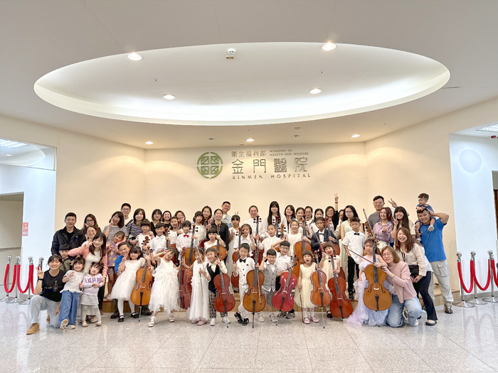 重奏團師生家長合影,為6月7日衛武營音樂大賽暖身加油。
(張郁姍攝)