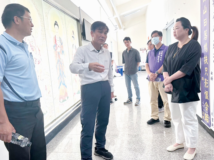 內政部宗教及禮制司司長林清淇赴金門視察剛啟用的烈嶼鄉生命紀念園區。(民政處提供)