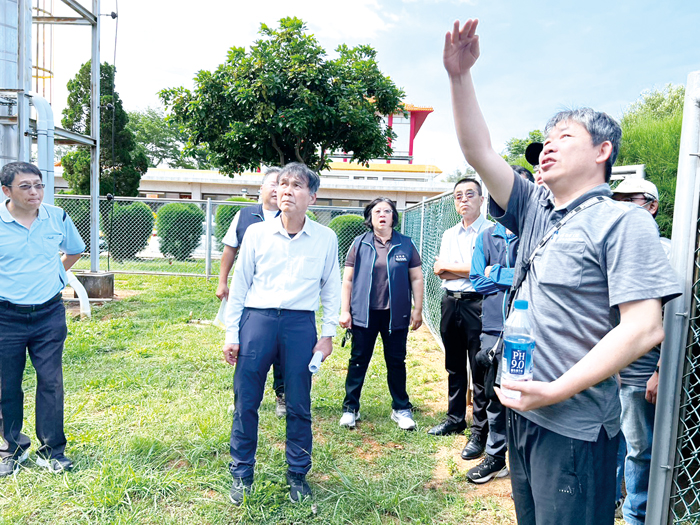 林清淇也實地視察殯葬所火化場新建火化爐及空氣污染防制設備統包工程。(民政處提供)