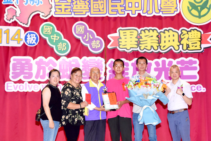 金寧中小學隆重舉行114學年度畢業典禮,現場洋溢溫馨感人的氛圍,縣府參議陳祥麟、縣議員李養生等嘉賓頒獎表揚成績優異畢業生,並致上誠摯祝福與期許。(莊煥寧攝)