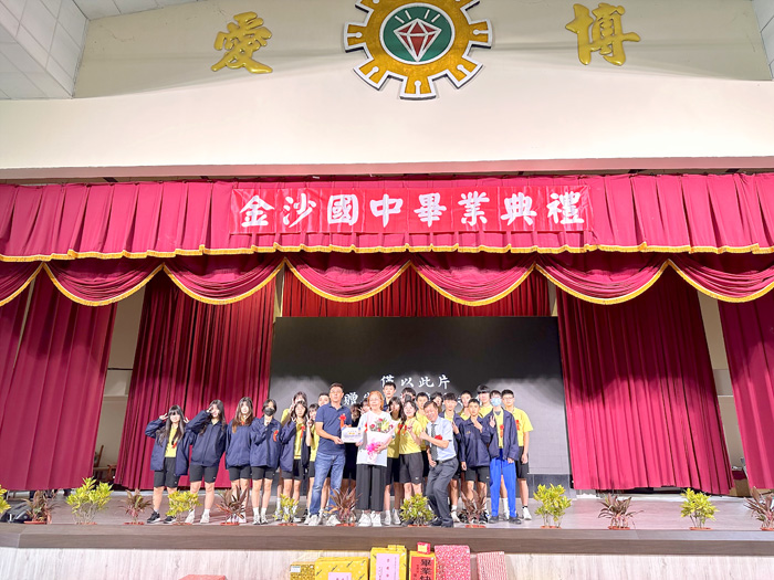 即將退休的902班導師吳佩貞與班級學生合影。(張郁姍攝)
