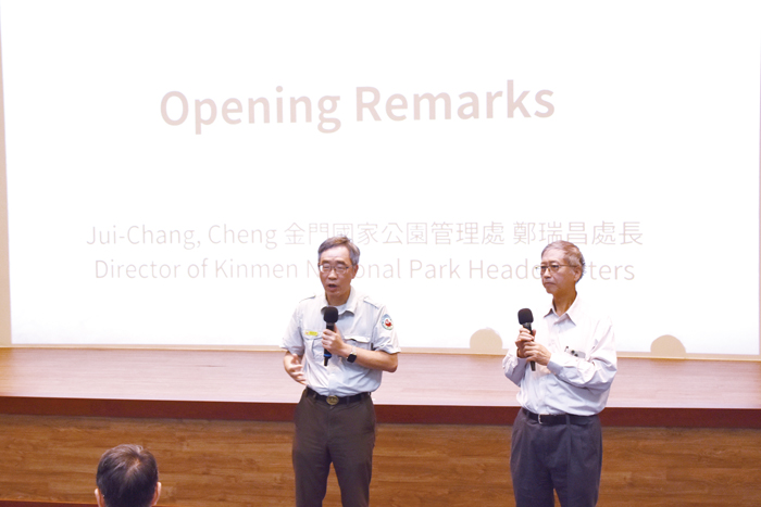 2025年「東亞地區地表作用與環境變遷國際研討會」在金門國家公園中山林遊客中心隆重揭幕,金門縣政府參議王登緯、金門國家公園管理處處長鄭瑞昌於開幕儀式中致詞並與出席人員大合照。
(莊煥寧攝)