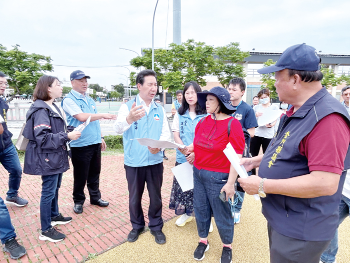 實地會勘體育館周邊體育設施建設。(許峻魁攝)