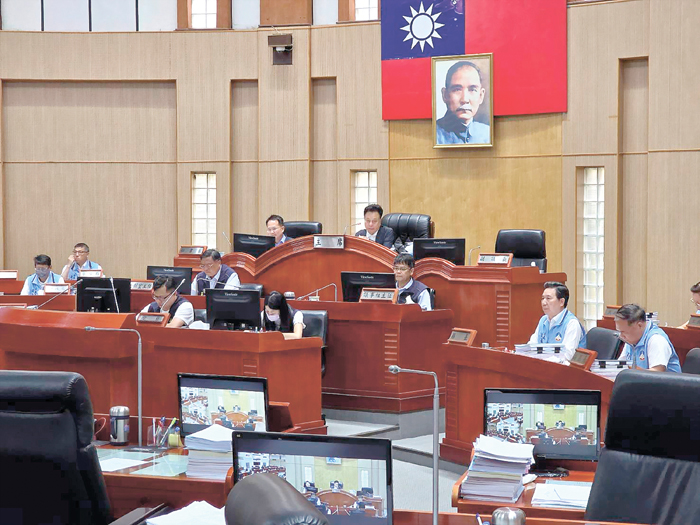 昨日下午議員自由提問時間結束,由議長宣布總質詢議程結束散會。(許峻魁攝)