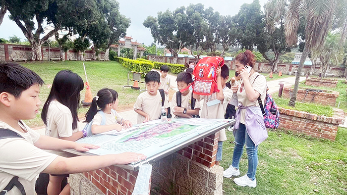 金湖國小辦「走讀庄頭」校外教學。(金湖國小提供)