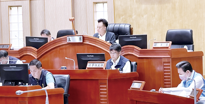 金門縣議會第八屆第五次定期會昨日進行議案讀會議程,由議長洪允典主持。(陳麗妤攝)