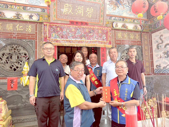金湖鎮湖前「碧湖殿」舉辦金府王爺聖誕平安福醮，鎮公所秘書陳書文率同仁前往祝禱。
（金湖鎮公所提供）