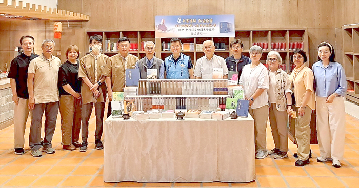 正覺教育基金會贈書予金門文化園區。（文化園區管理所提供）