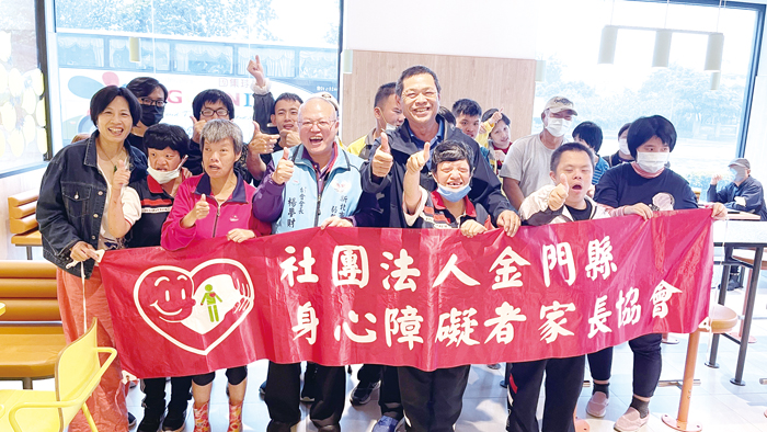 新北市慈安弱勢關懷協會創會會長楊夢財邀請金門縣身心障礙者家長協會晨曦家、晨心園被照顧者品嚐麥當勞餐點。(陳麗妤攝)