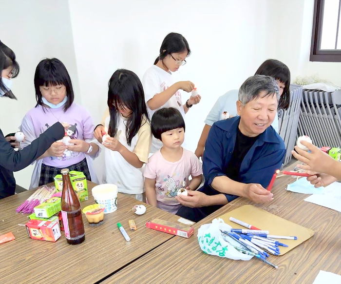 何浦國小孩童日前在校長陳正字帶領下,走進社區參與浦邊社區端午節活動,實踐「社區就是學校的教室;長者樂當孩子的老師」。(何浦國小提供)