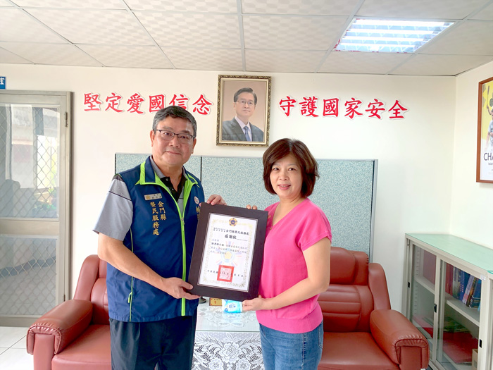 榮服處長劉信義頒發感謝狀予金湖鎮代表陳秀卿。(金門縣榮服處提供)