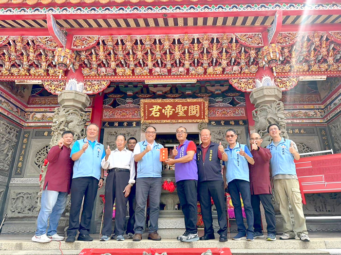 副縣長李文良、議員洪成發前往黃厝關帝廟祝禱祈福,敬獻爐敬金祝賀。(該廟管委會提供)