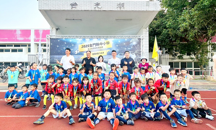 2025金門縣中小學五人制暨社區足球賽熱力全開,副縣長李文良到場為選手們加油打氣,並和選手們開心合照。(金門縣足球協會提供)
