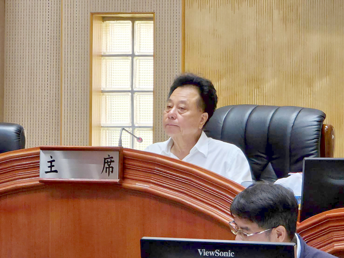 縣議會進行聯席審查二、三讀議案,由議長洪允典主持。
(許峻魁攝)