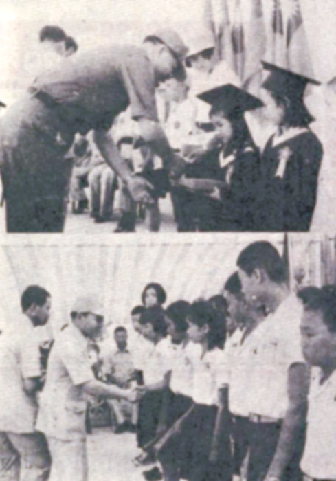 民國70年6月25日金門日報:縣府主任秘書在何浦國小畢業典禮上頒獎。(本報資料照片)