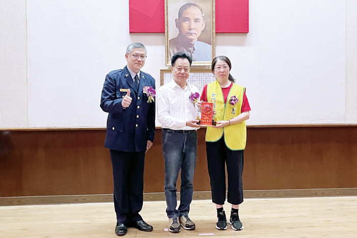 議長洪允典獎勵績優志工隊長。(莊煥寧攝)