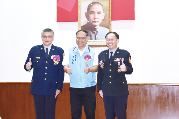 副縣長李文良表揚資深績優警察。(莊煥寧攝)