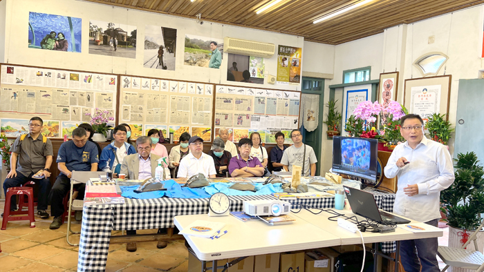 地區生態作家周志強分享「生態文學與金門自然寫作」,為與會民眾提供關於金門野地的文學創作經驗。(金門睿友文學館提供)