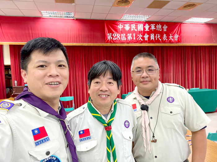 林永進(中)、石至翔(右)、盛孝銘(左)當選中華民國童軍會第二十八屆理監事。(金門縣童軍會提供)